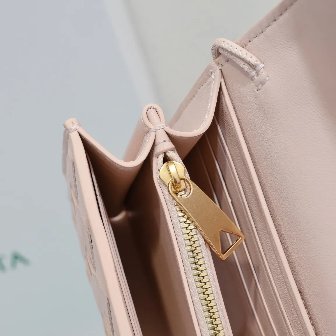 Batch 1160 BV Andiamo clutch wallet is super high-end🤎🤎How come the long clutch bag is so exquisite~ The braided style bag surface paired with all-copper hardware is really warm and high-end. The bag body is super light and can be grabbed easily! It can store a lot of small items and large mobile phones ~ very practical for daily use. Style number: 1504 Size: 19*11.5*3